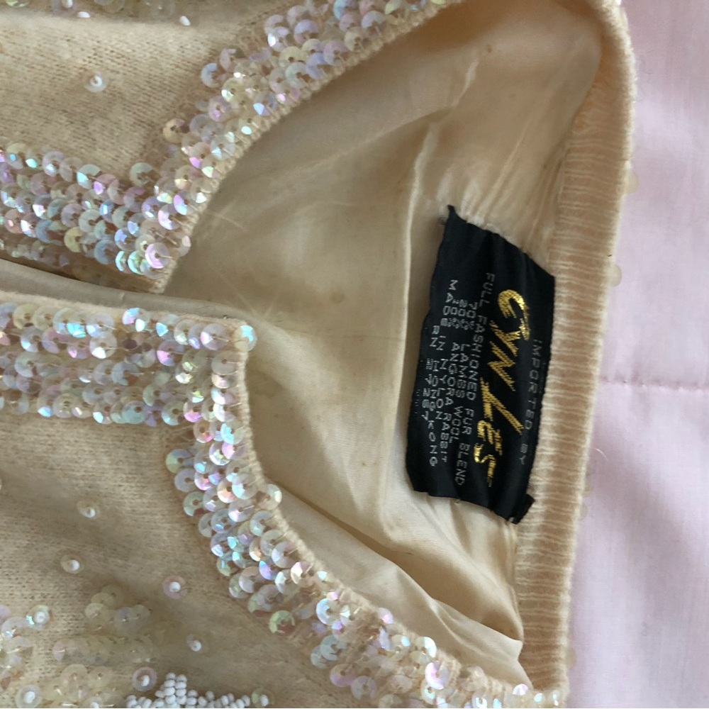 Beautiful vintage sweater- probably 70 yrs old— very good condition- - Picture 7 of 10